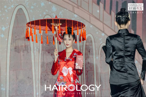 女神唐艺昕爱时尚，亮相丝域养发年度盛典发布跨界新品，