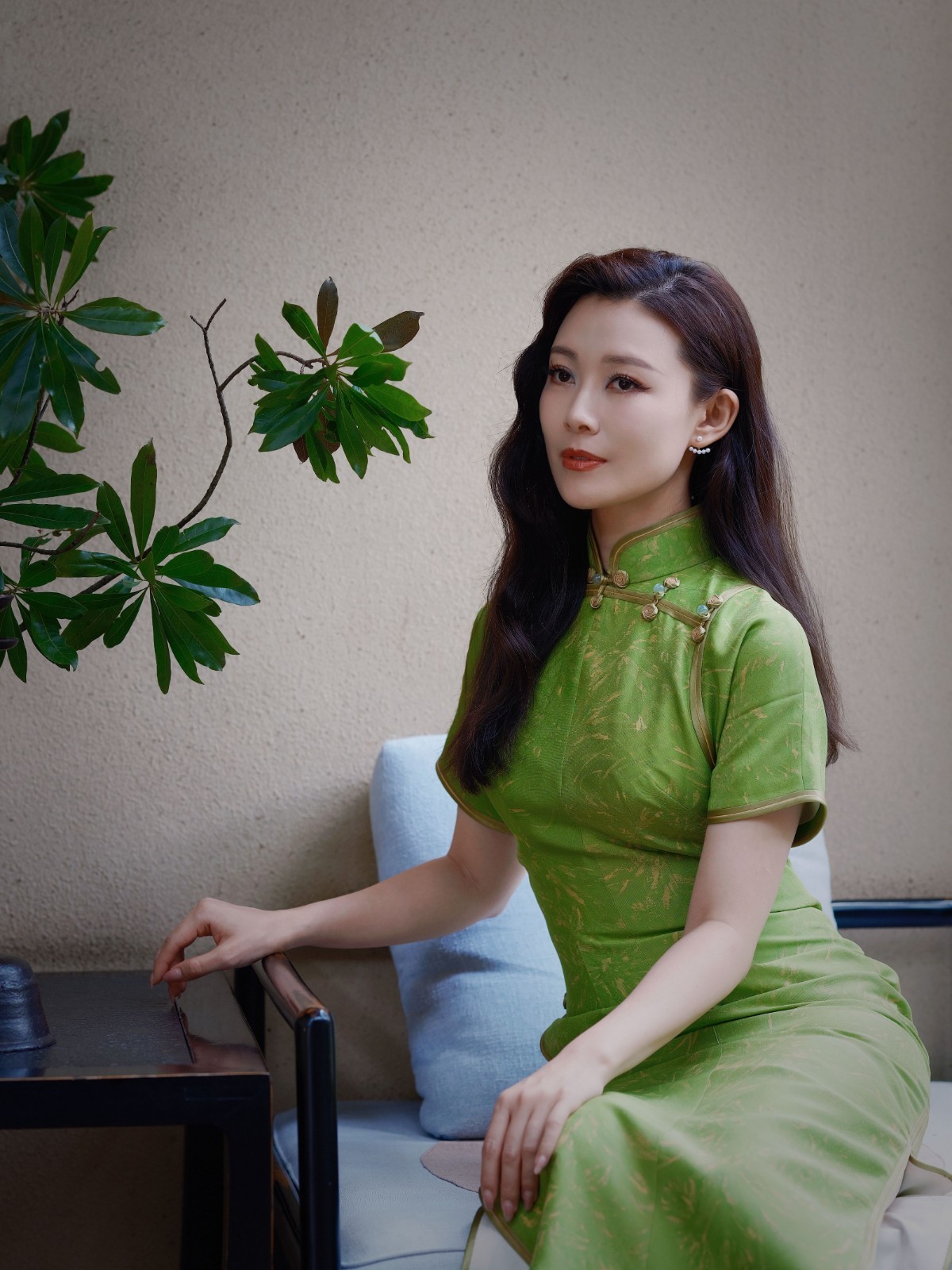 常思思绿色旗袍造型太亮眼,古典美人,一眼万年