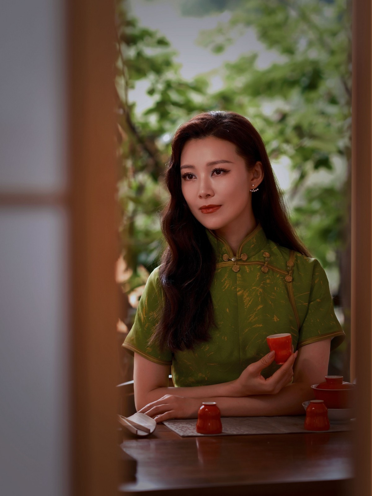 常思思绿色旗袍造型太亮眼,古典美人,一眼万年