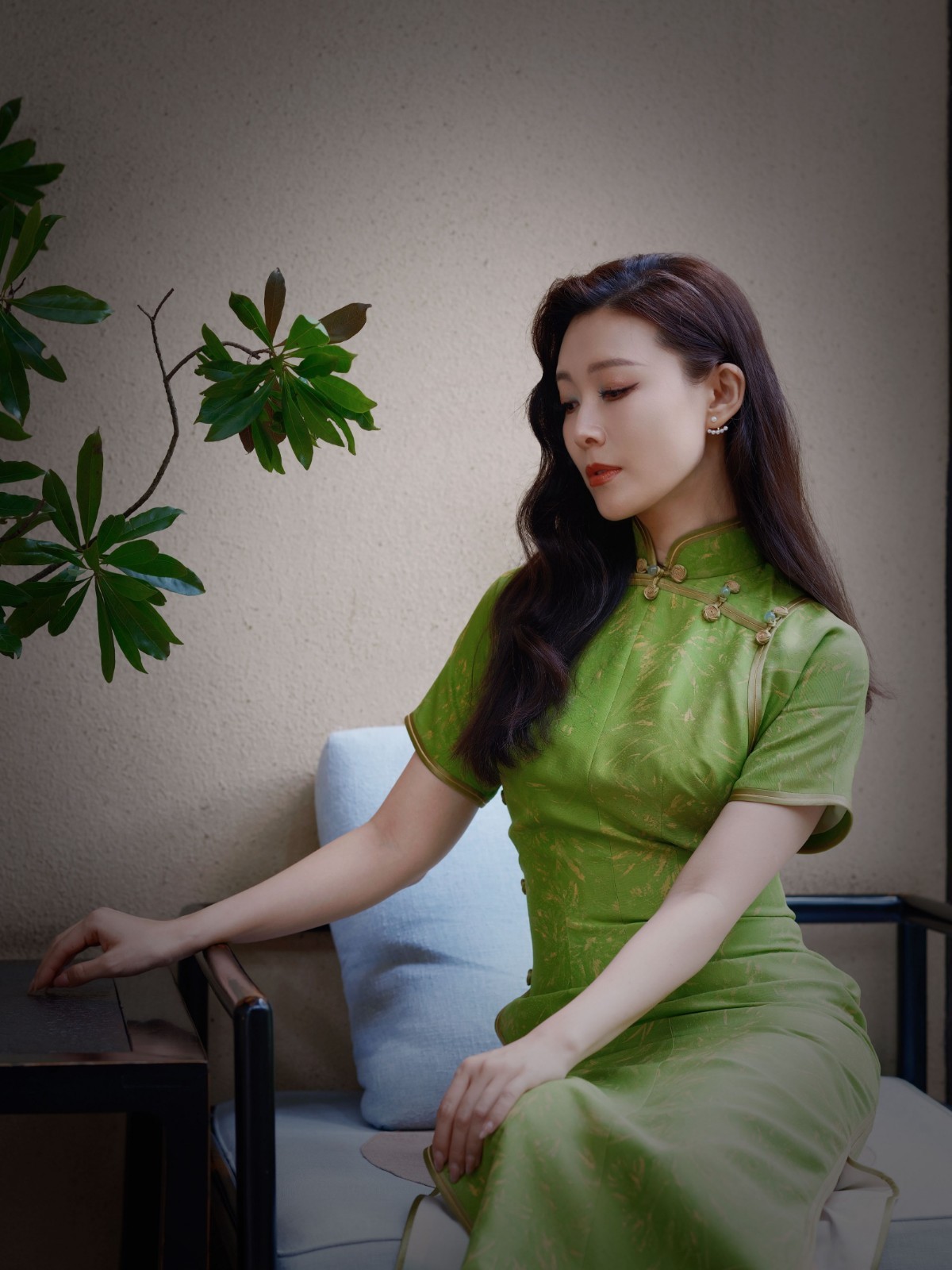 常思思绿色旗袍造型太亮眼,古典美人,一眼万年