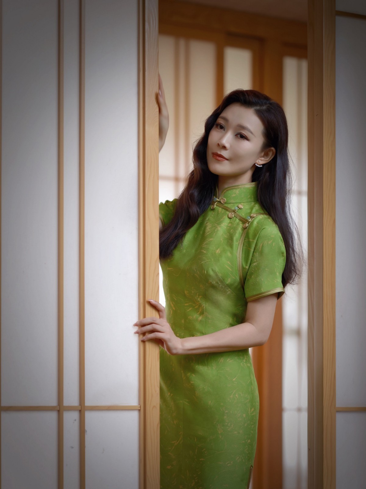 常思思绿色旗袍造型太亮眼,古典美人,一眼万年