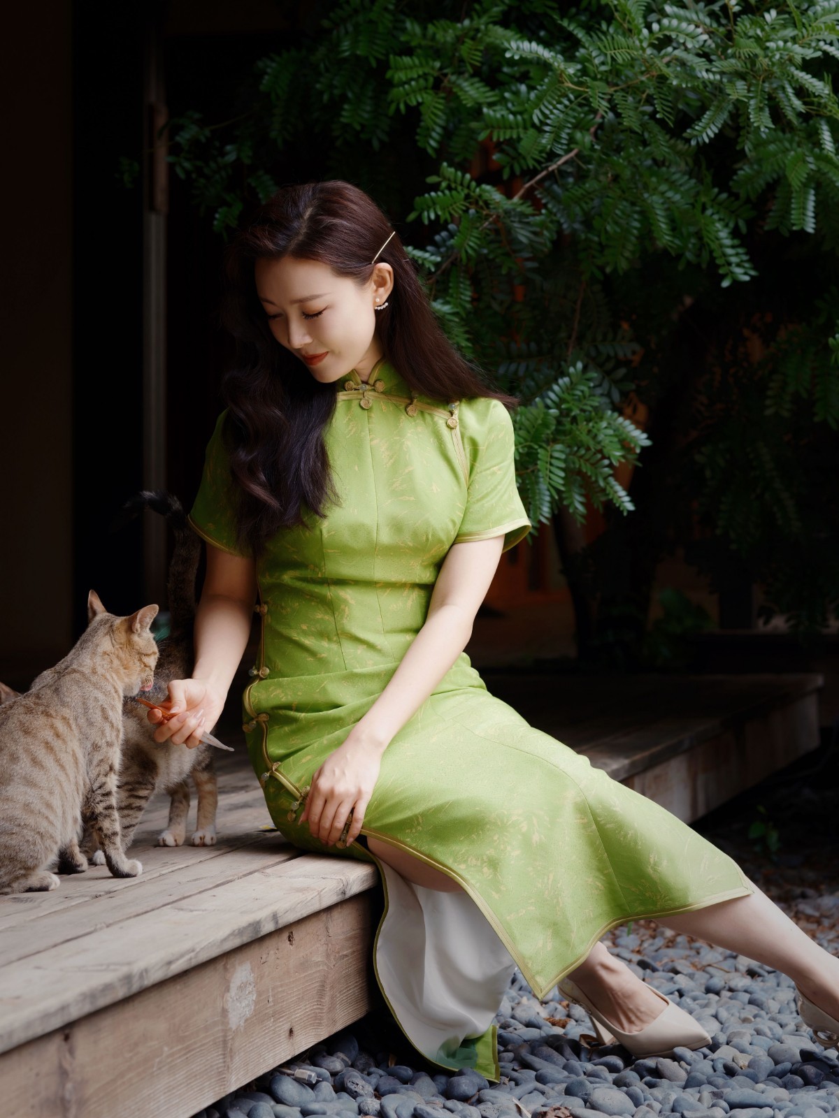 常思思绿色旗袍造型太亮眼,古典美人,一眼万年