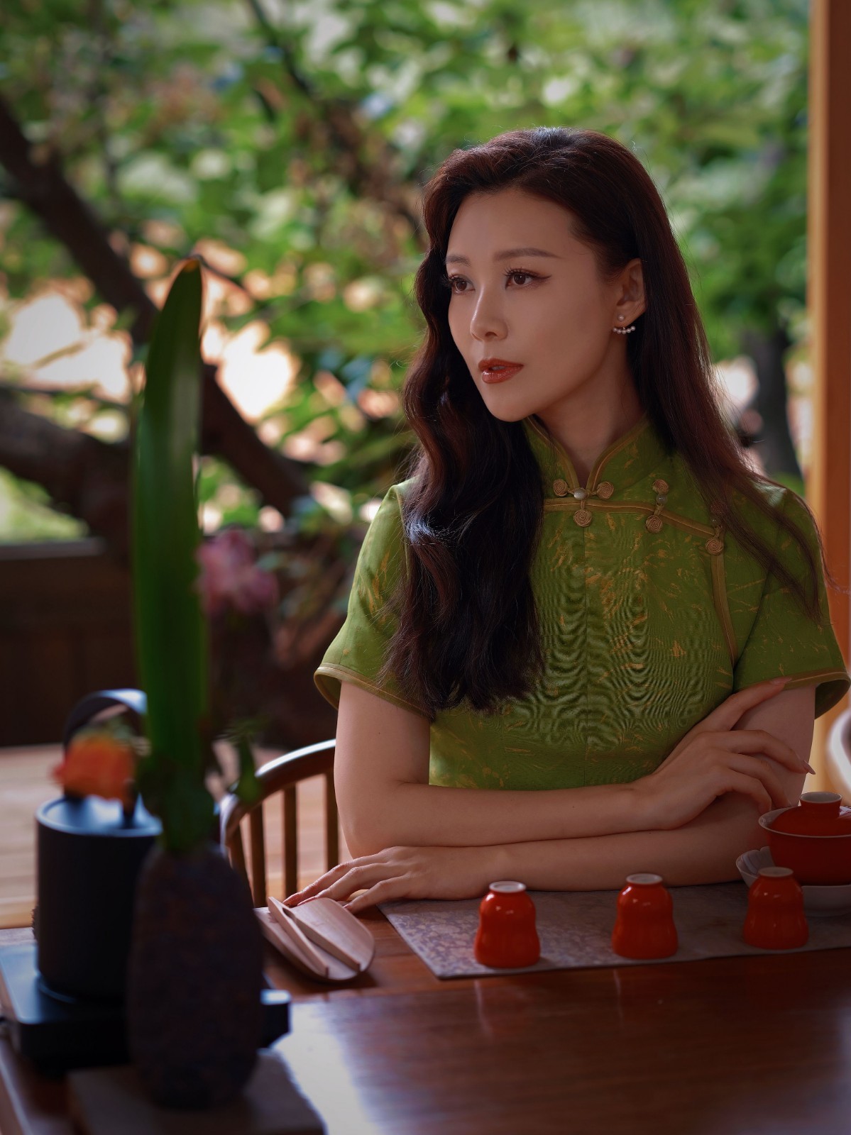 常思思绿色旗袍造型太亮眼,古典美人,一眼万年