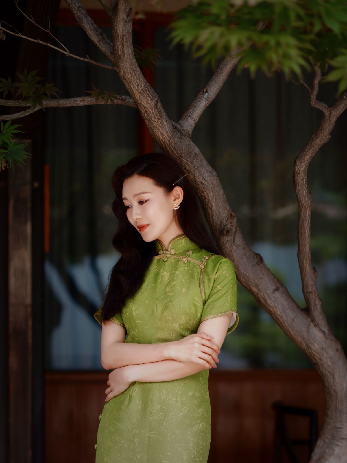 常思思绿色旗袍造型太亮眼,古典美人,一眼万年